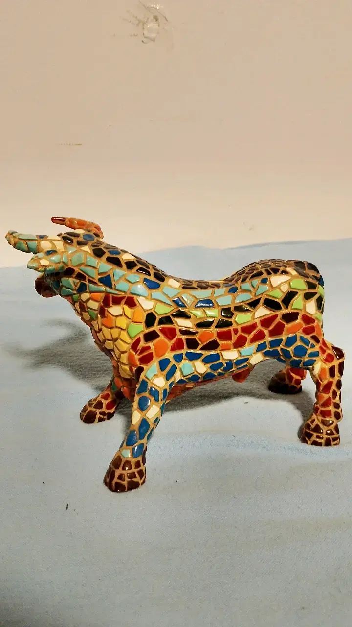 Figura decorativa de toro mosaico colorido - 3