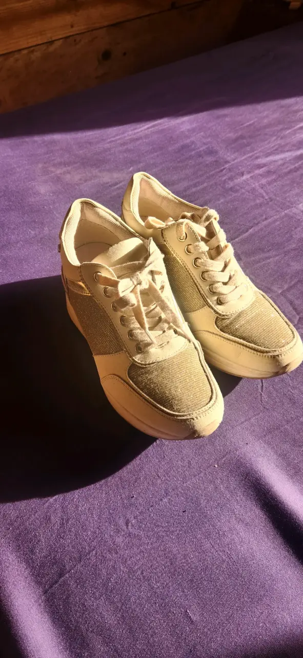 Zapatillas deportivas beige con detalles dorados - 3