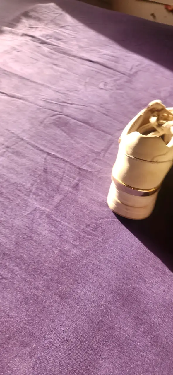 Zapatillas deportivas beige con detalles dorados - 4