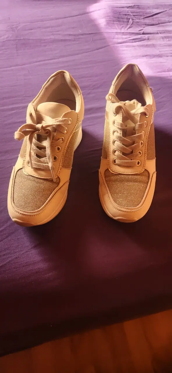 Zapatillas deportivas beige con detalles dorados - 6