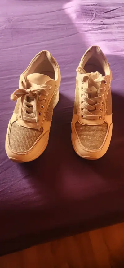 Zapatillas deportivas beige con detalles dorados - miniatura 6