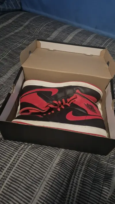 Zapatillas nike jordan 1 mid rojas con negro - miniatura 1
