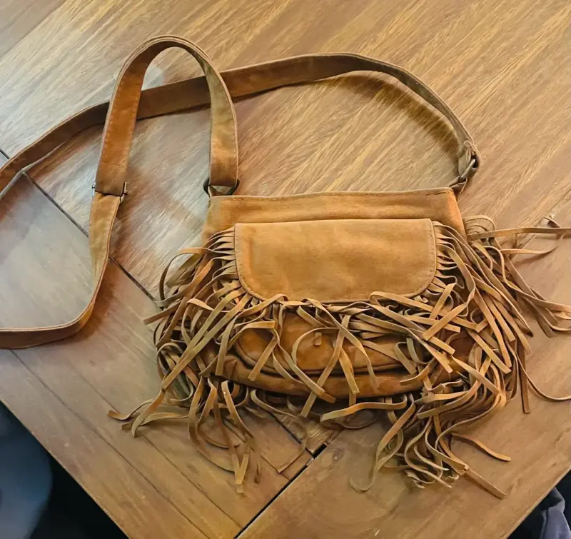 Cartera de gamuza con flecos marrón