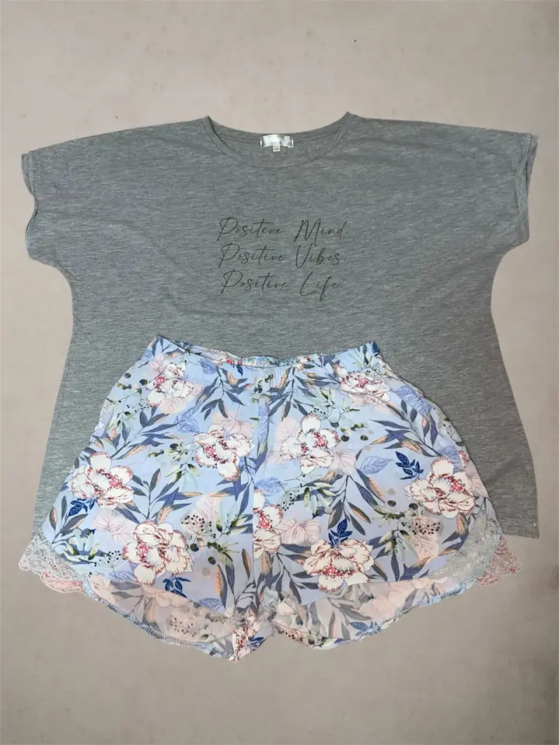 Pijama de mujer gris con short floral