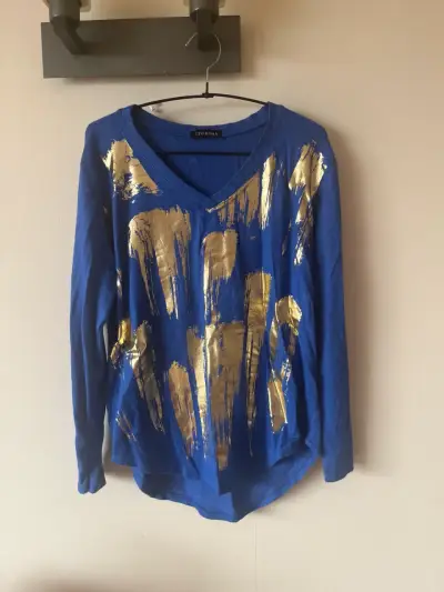 Polera azul con diseño dorado Alto Roma - miniatura 1