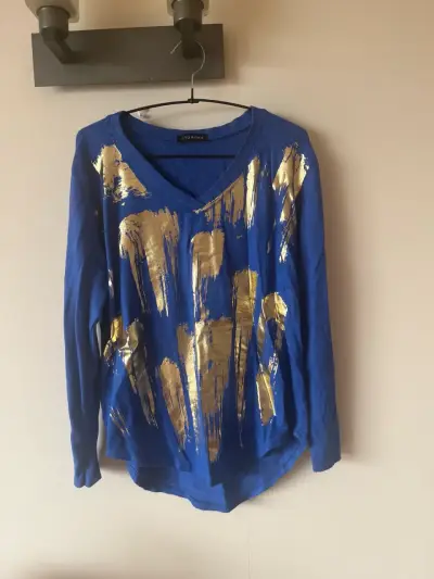 Polera azul con diseño dorado Alto Roma - miniatura 2