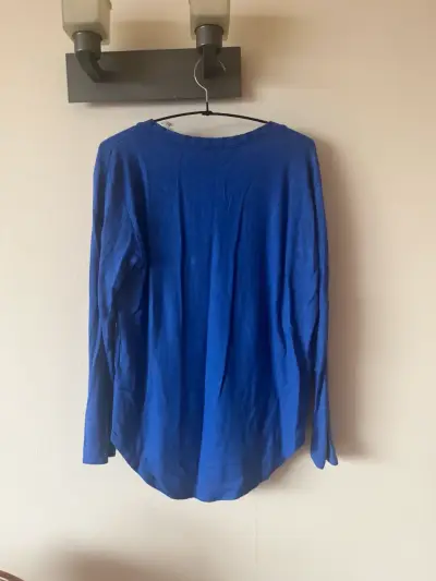 Polera azul con diseño dorado Alto Roma - miniatura 3