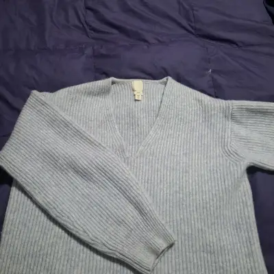 Suéter H&M de lana celeste claro con cuello en V - miniatura 1