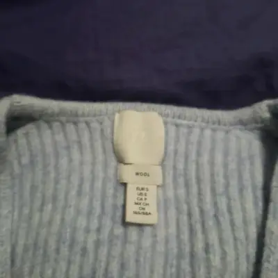 Suéter H&M de lana celeste claro con cuello en V - miniatura 2