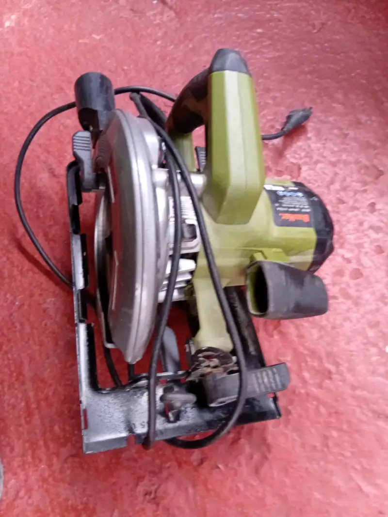Sierra circular eléctrica Bauker verde