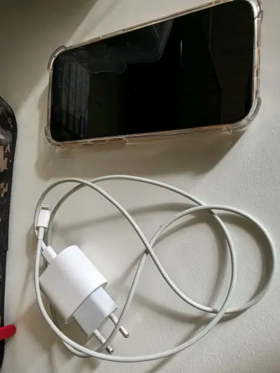 iPhone 13 128GB en excelente estado - miniatura 4