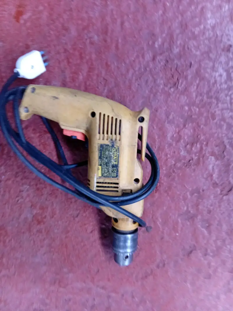 Taladro eléctrico Black & Decker usado