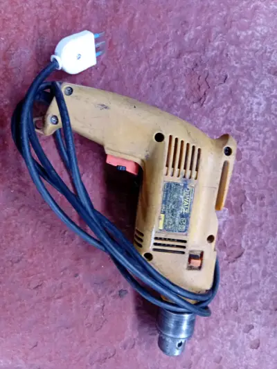 Taladro eléctrico Black & Decker usado - miniatura 2