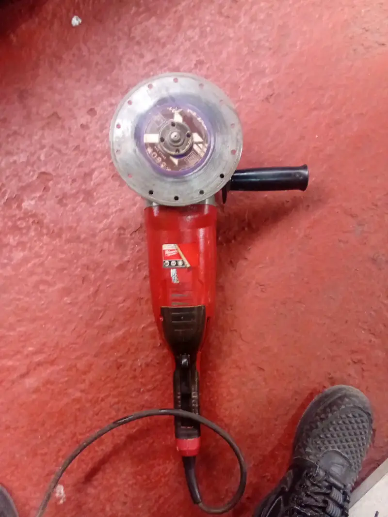 Esmeril angular Milwaukee rojo usado - 1