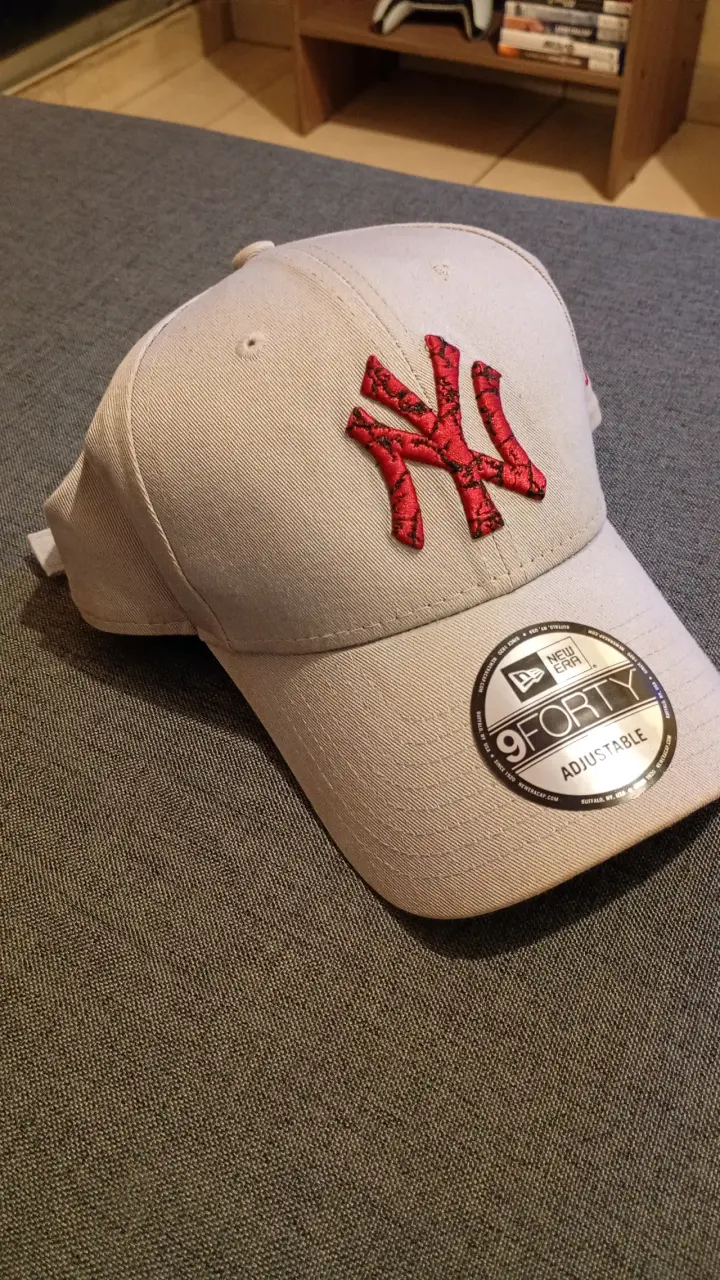 Gorra New Era 9FORTY beige con logo rojo