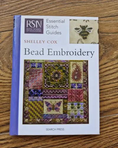 Bordado con pedrería de Shelley Cox (inglés) - miniatura 1