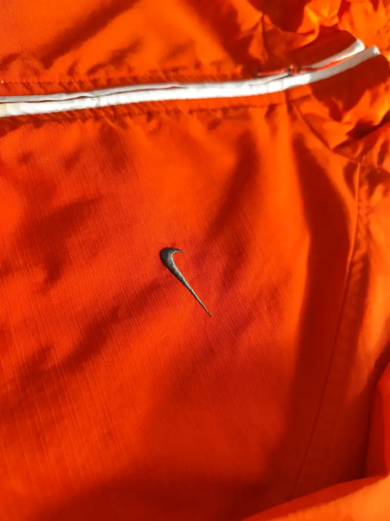 Cortavientos Nike naranja y gris unisex - 2