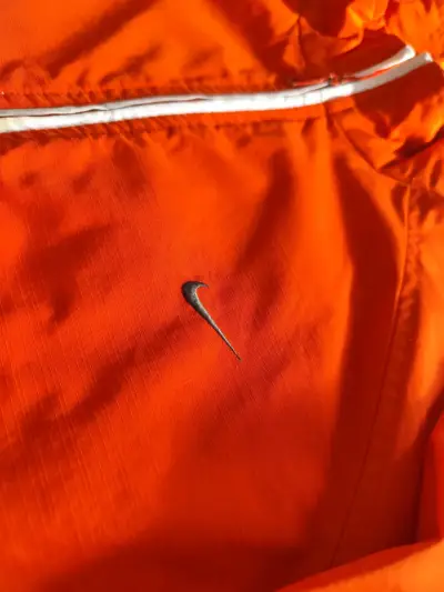 Cortavientos Nike naranja y gris unisex - miniatura 2