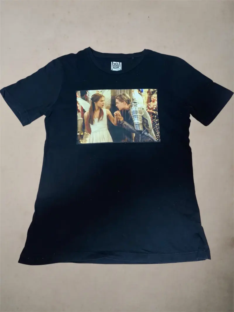 Polera negra con estampado de película