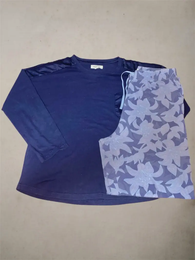 Pijama azul con estampado floral para mujer