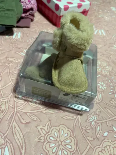Botitas de bebé beige con forro de lana - miniatura 1