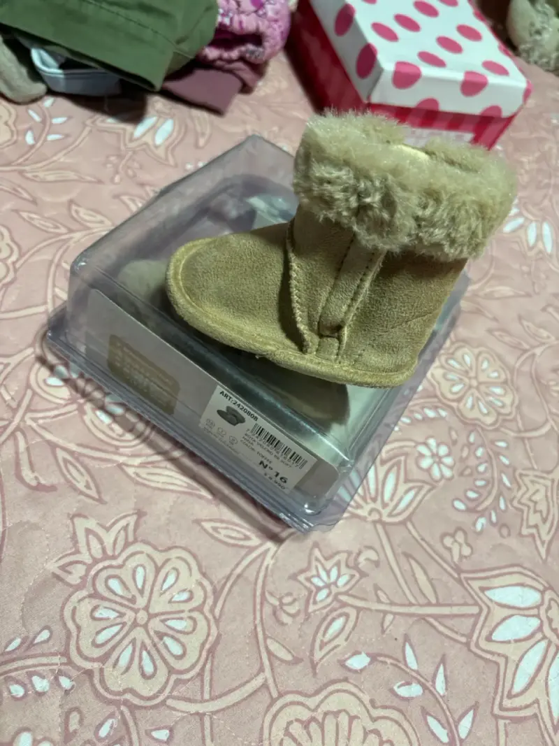 Botitas de bebé beige con forro de lana - 2