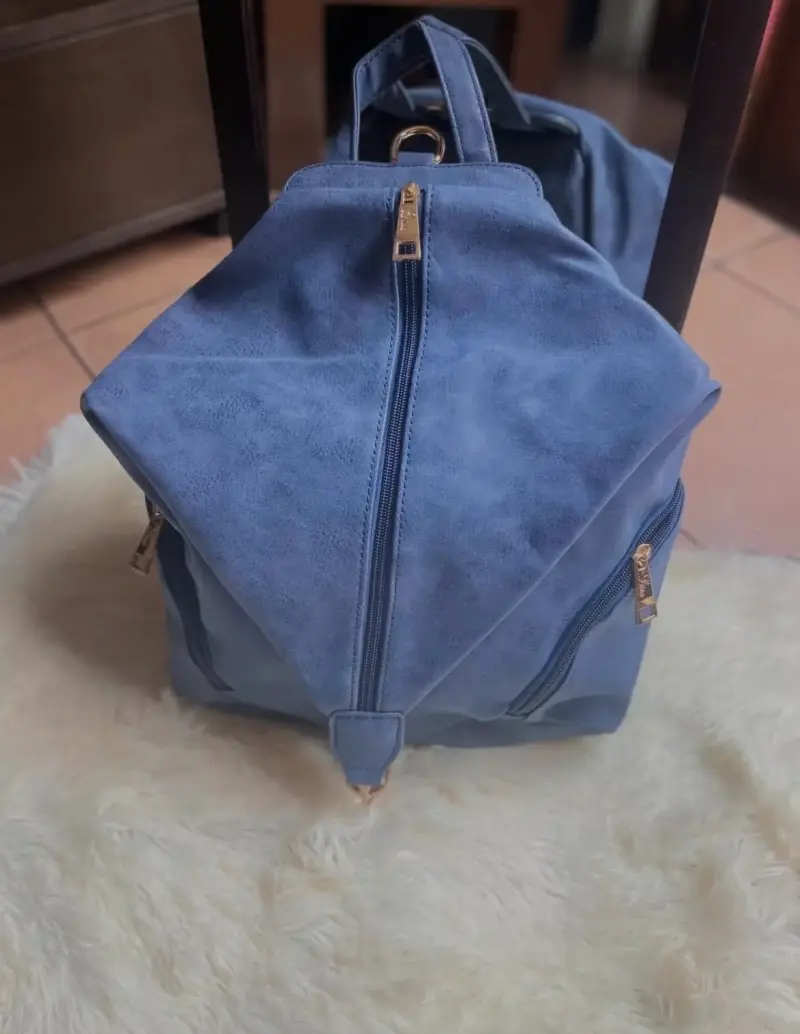 Mochila azul de gamuza con cierre dorado
