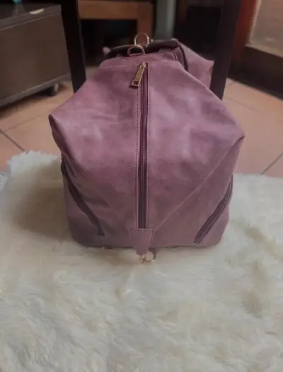 Mochila azul de gamuza con cierre dorado - miniatura 2