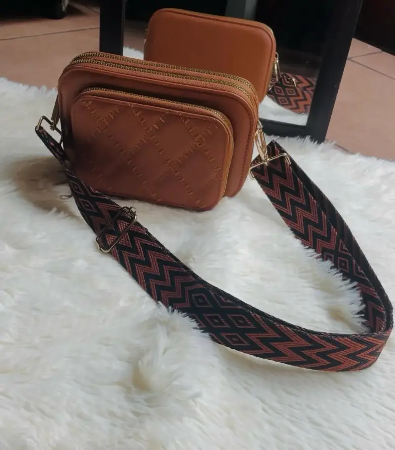 Bandolera de cuero marrón con correa ajustable