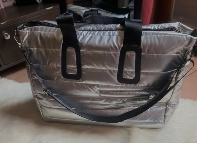 Bolso grande plateado acolchado