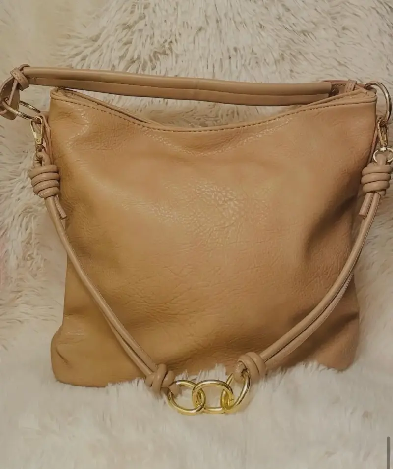 Bolso de cuero beige con detalles dorados