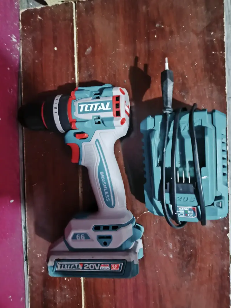 Taladro inalámbrico Total 20V con cargador