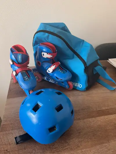 Patines infantiles azules con bolso y casco - miniatura 1