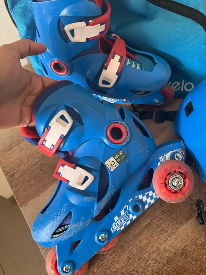 Patines infantiles azules con bolso y casco - 2