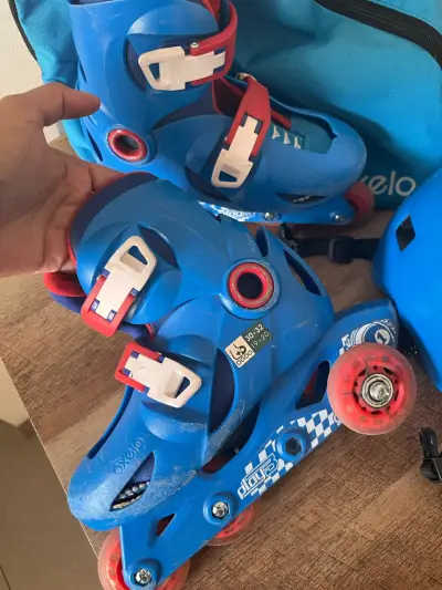 Patines infantiles azules con bolso y casco - miniatura 2