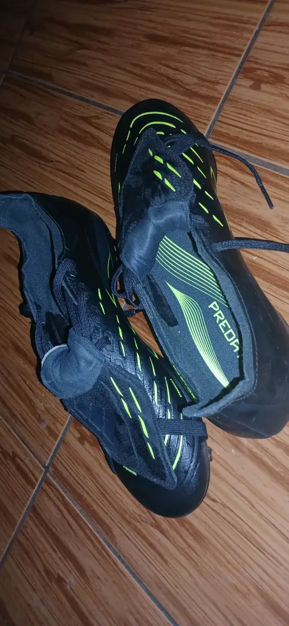 Botines de fútbol Adidas Predator negros y verdes - 1