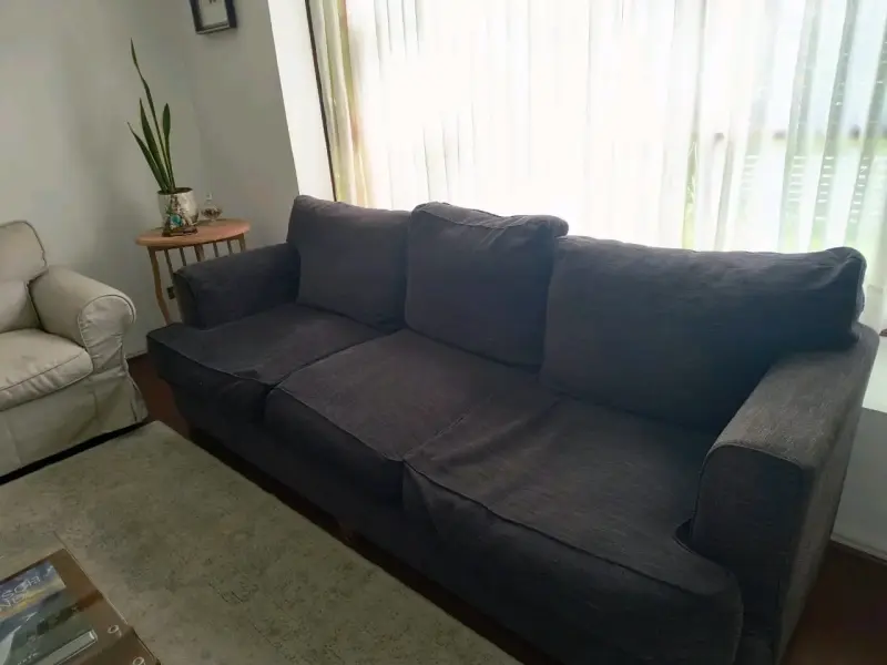 Sofá de tres plazas gris oscuro