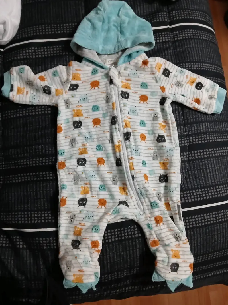 Enterito de bebé con capucha y estampado
