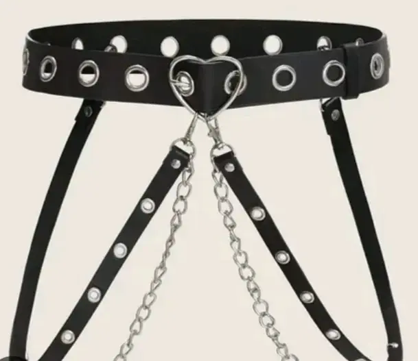 Cinturón de cuero con cadenas y hebilla corazón