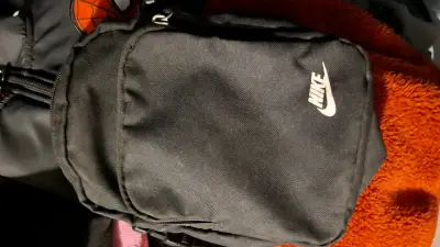 Bolso cruzado Nike negro compacta - miniatura 1