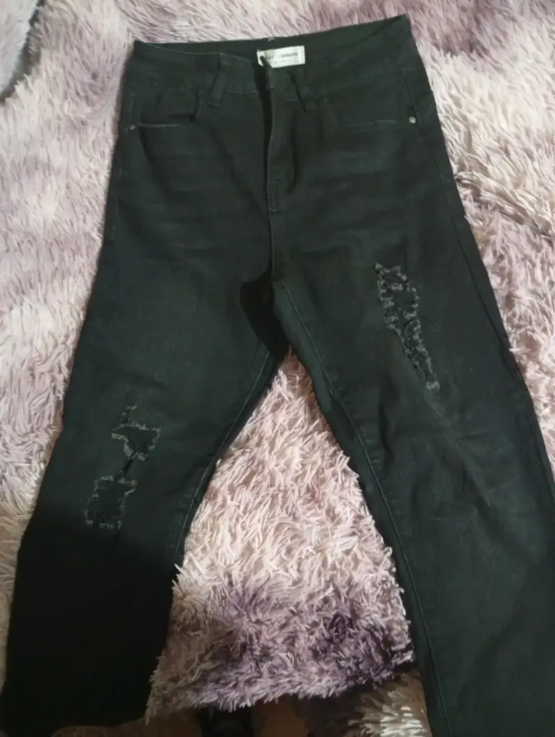 Jeans negros desgastados para mujer