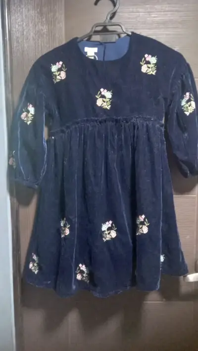 Vestido azul de terciopelo con bordados florales - miniatura 1