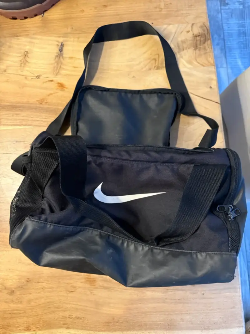 Bolso deportivo Nike negro con logo