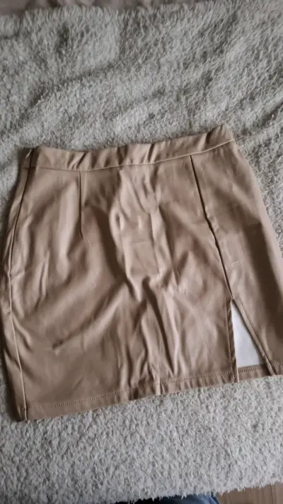 Falda corta de cuero sintético beige - miniatura 1