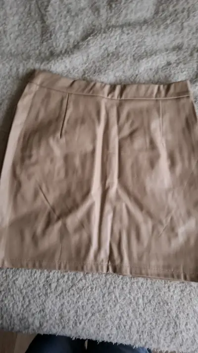 Falda corta de cuero sintético beige - miniatura 2