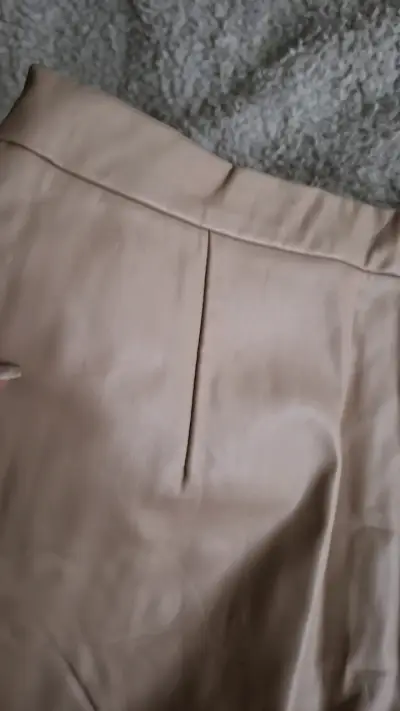 Falda corta de cuero sintético beige - miniatura 3