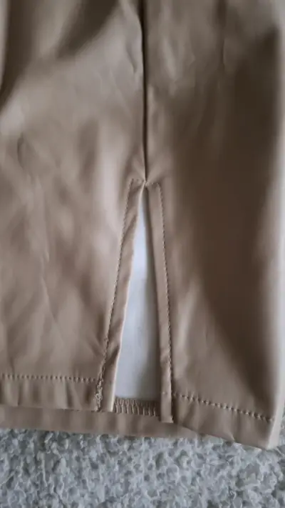 Falda corta de cuero sintético beige - miniatura 4