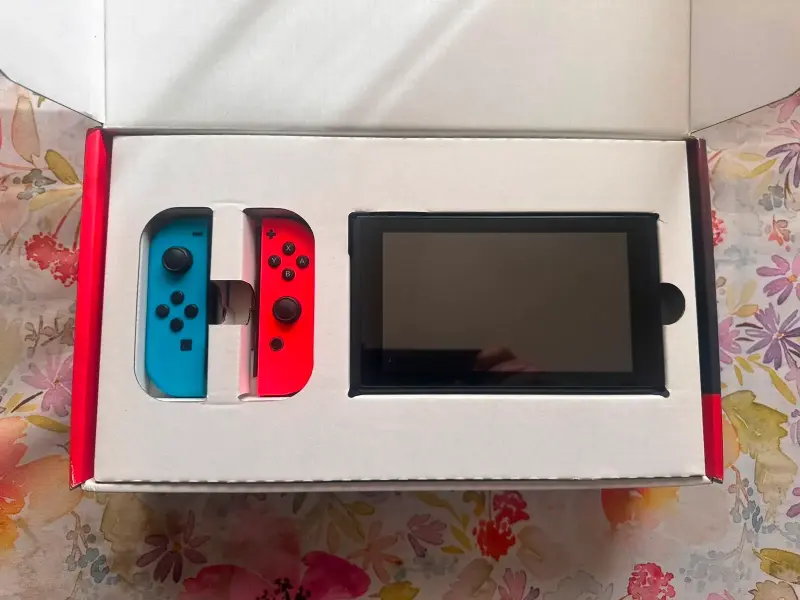 Consola Nintendo Switch con Joy-Con rojo y azul - 1