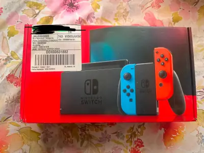 Consola Nintendo Switch con Joy-Con rojo y azul - miniatura 2