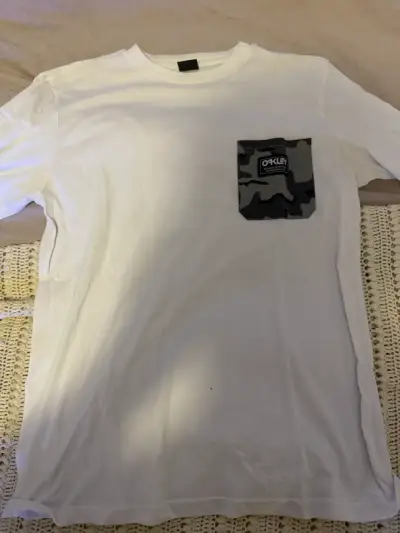 Polera blanca Oakley con bolsillo camuflado - miniatura 1